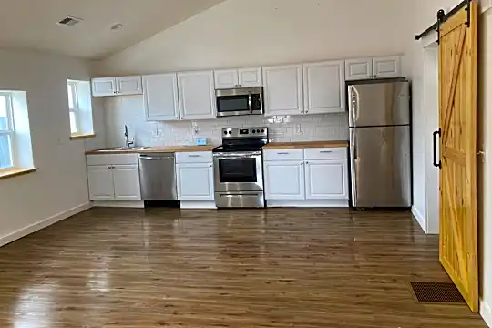 104 E Maple St Photo 2