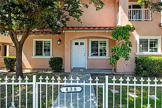 438 S Olive St Photo 2