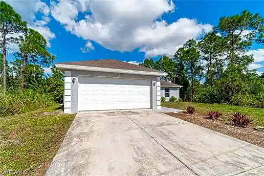 1123 Colonial St E Photo 2