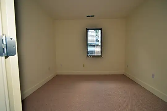 242 Yardley Way Photo 2