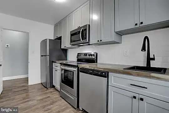 3135 Liberty Pkwy Photo 2
