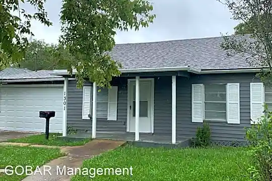 1301 Whitson St Photo 2