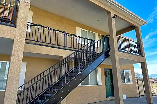 922 Village Cir Photo 1