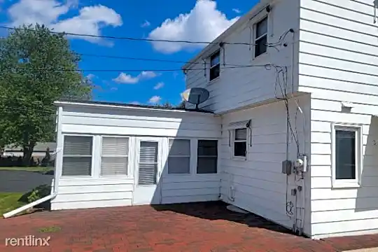 1009 S 123rd St Photo 2