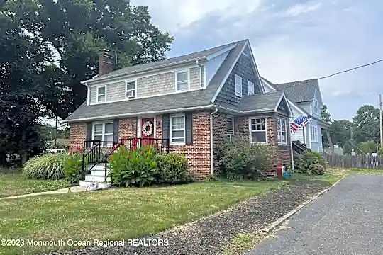719 Howe St Photo 1