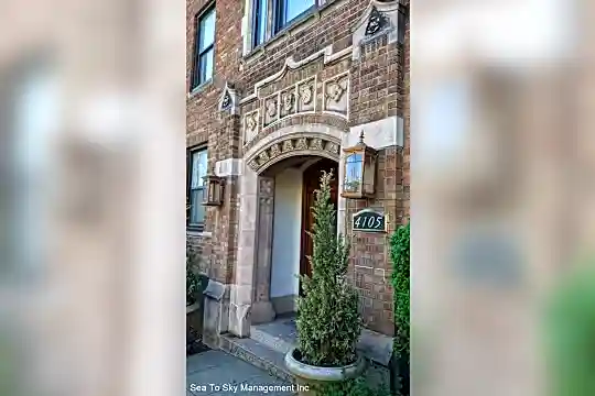 4105 Brooklyn Ave NE Photo 2