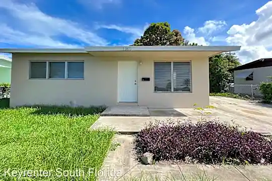 1360 10th St Photo 1