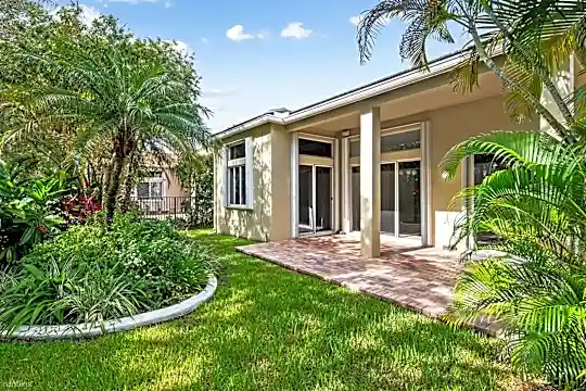 1271 Camellia Cir Photo 1
