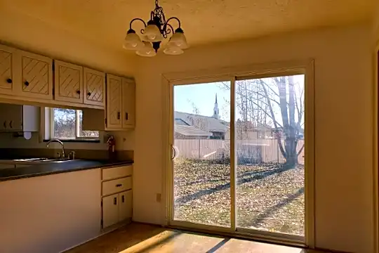 615 Angela Dr Photo 2