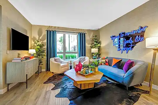 635 Robinson Ave #201 Photo 2