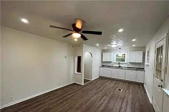 4728 Davis Rd Photo 2