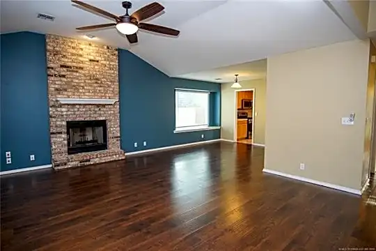 1404 N Yellowood Ave Photo 2