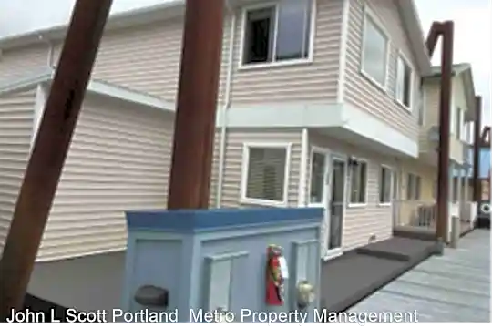 18525 NE Marine Dr Photo 2