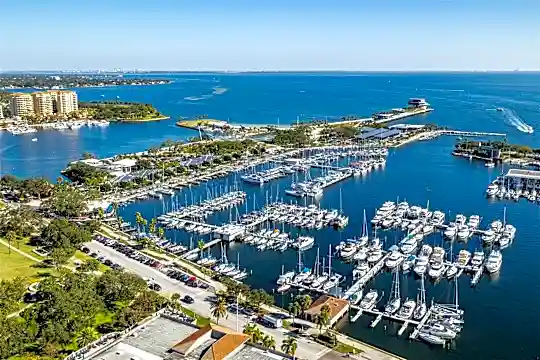 1 Beach Dr SE #1610 Photo 2