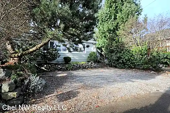 9515 Linden Ave N Photo 2