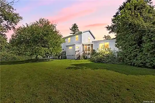 1070 Knollwood Rd Photo 1
