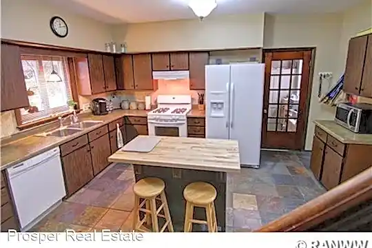 1235 Graham Ave Photo 1