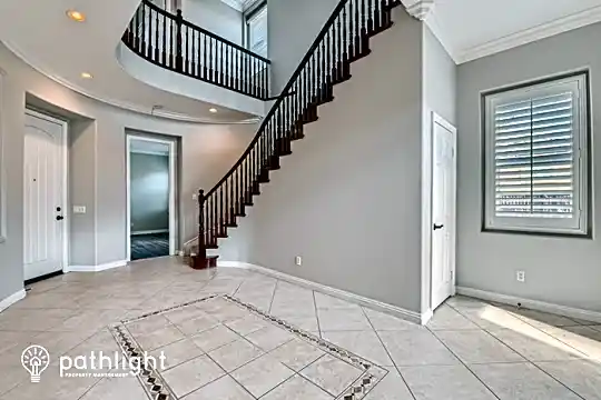 18338 Lakepointe Dr Photo 2
