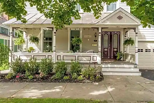 137 Lake Ave Photo 2