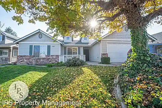 5921 W Menlo Ave Photo 2