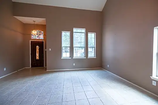 20911 Southvine Ct Photo 2