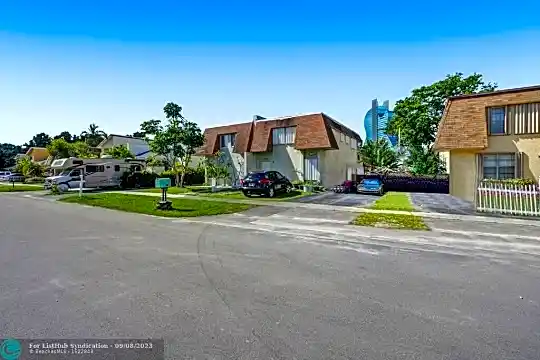 5453 SW 44th Ave Photo 2