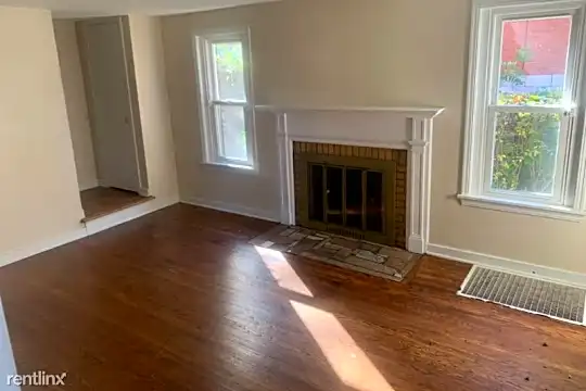 8616 Oakcrest Rd Photo 2