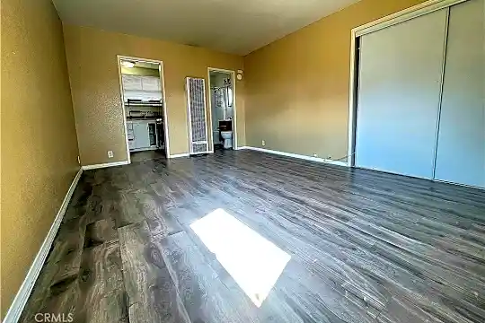 81 N Greenwood Ave Photo 2