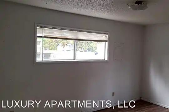 130 NE 6TH STREET Photo 2