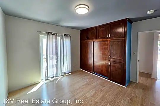 4601 Leonis St Photo 2
