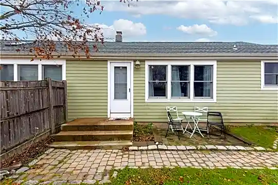 391 Aquidneck Ave Photo 1