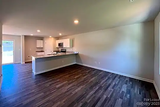221 Wilson St Photo 2