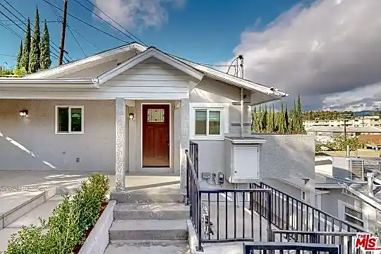 2749 Griffith Park Blvd Photo 2