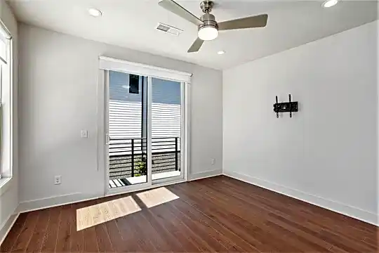 1350 May Ave SE #1 Photo 2