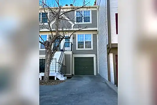 1811 S Quebec Way Photo 2