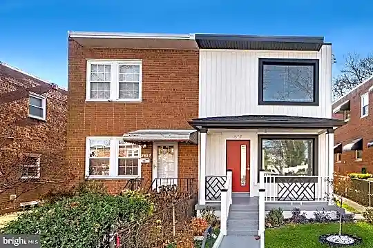 647 Kennedy St NE Photo 1