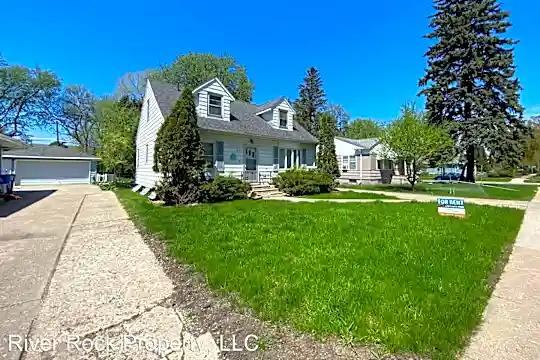1462 12th St N Photo 2