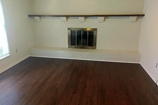 400 Woodview Dr Photo 2