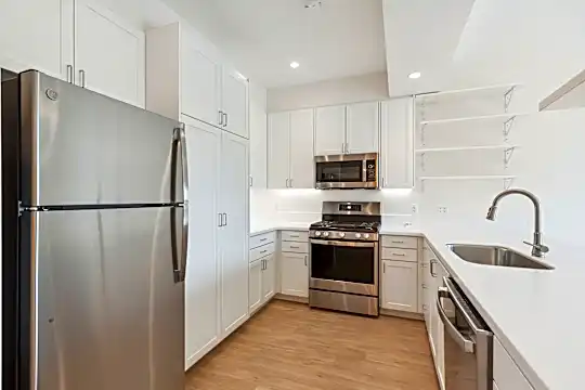 601 Lexington Ave Photo 2