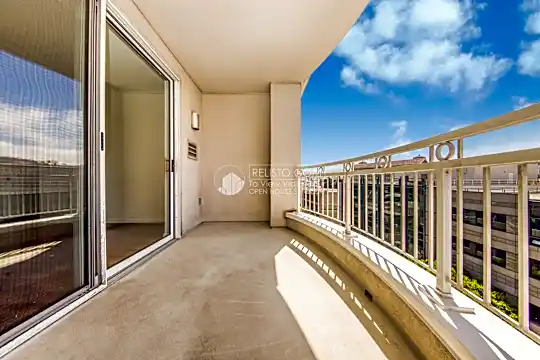 140 S Van Ness Ave Photo 2