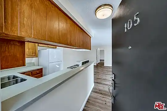 6212 Fulton Ave #105 Photo 2