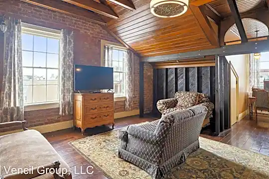 521 Dauphine St Photo 2