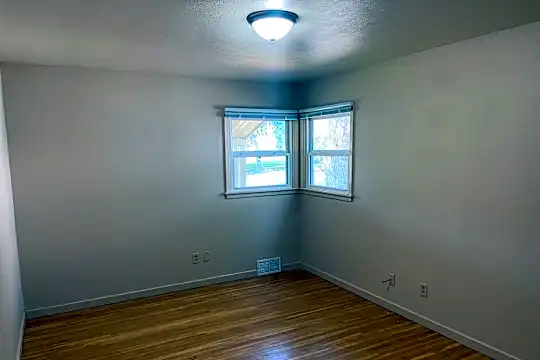 1305 Apache St Photo 1