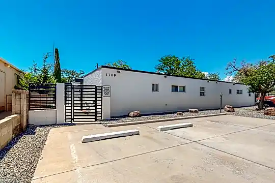 1309 Virginia St NE Photo 1