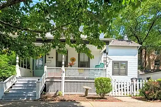 813 Hamlin St Photo 2