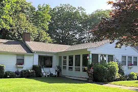92 Bourne Ave Photo 2