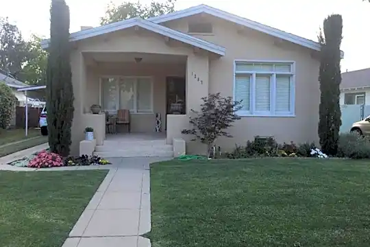 1257 N Thorne Ave Photo 1