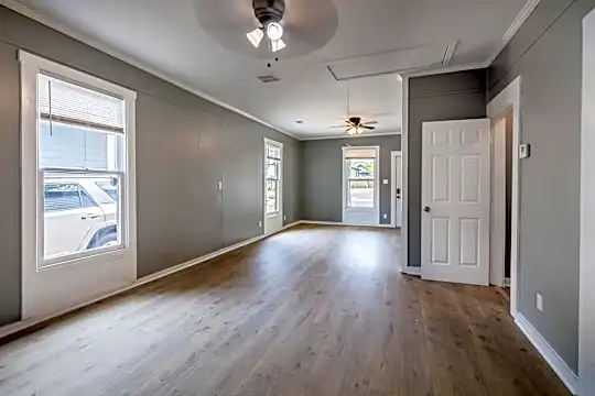 1033 Bruce St Photo 2
