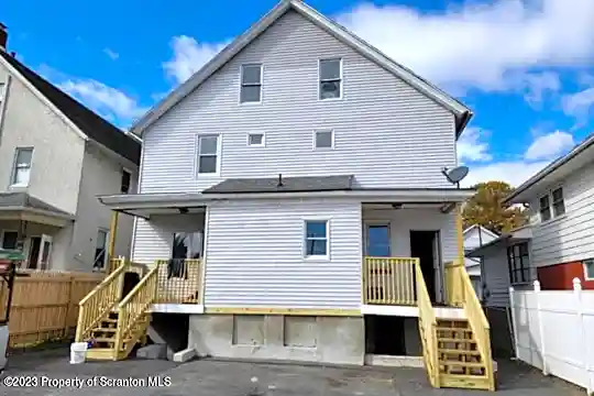 1028 Diamond Ave Photo 2