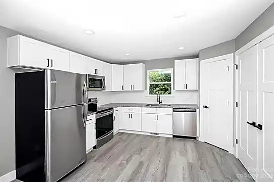 1589 S Aspen St Photo 2